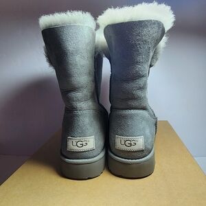 UGG Women's Gray Classic Cuff Short SIZE 7